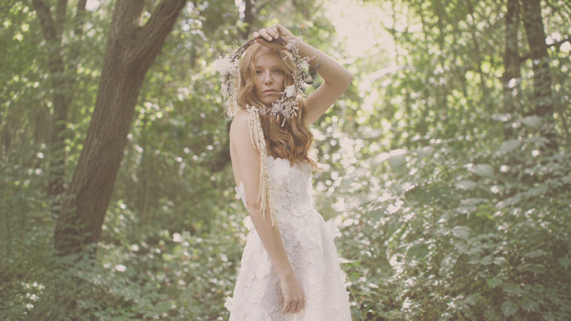 Sposa nel bosco con una corona di fiori, immagine del percorso Il Sentiero del Sì